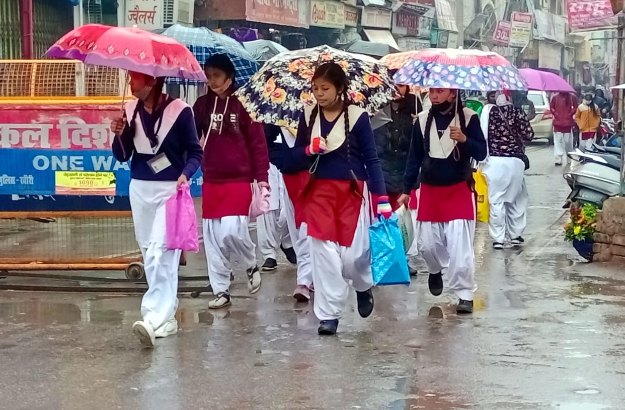 The drizzle during the day increased the cold, people staying in the houses