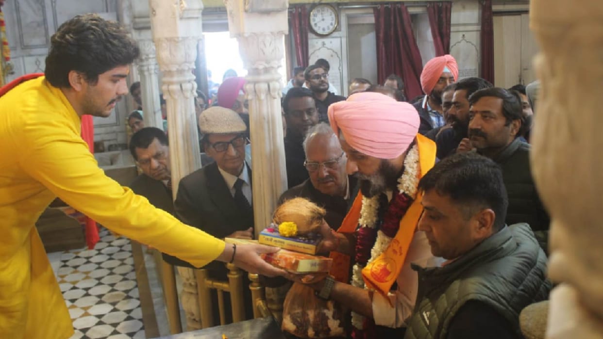 Bikram Singh Majithia reached Shri Durgiana Temple