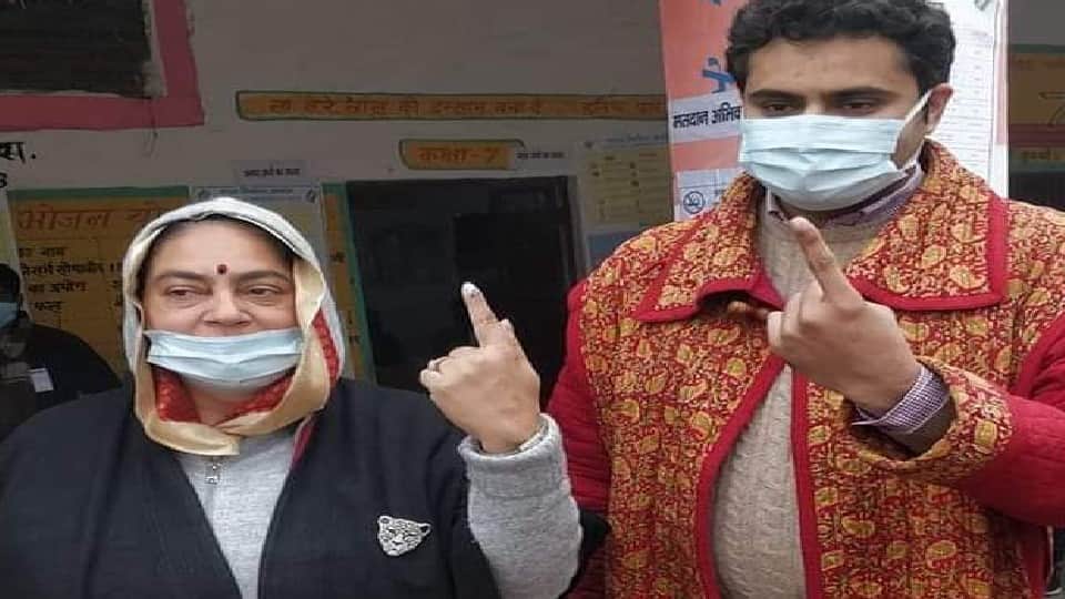 up election 2022 agra mathura voting minister sp singh baghel shrikant sharma cast vote