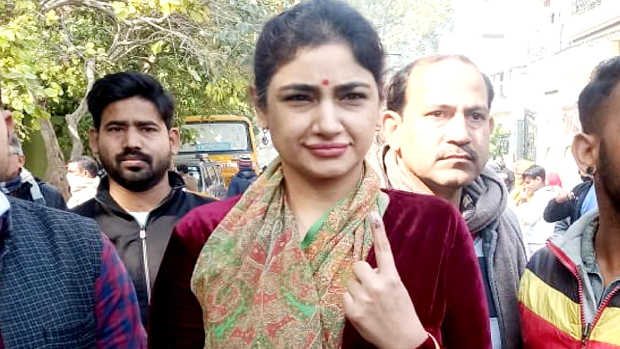 UP Election 2022 RLD president Jayant Chaudhary wife Charu Chaudhary casts her vote in Mathura