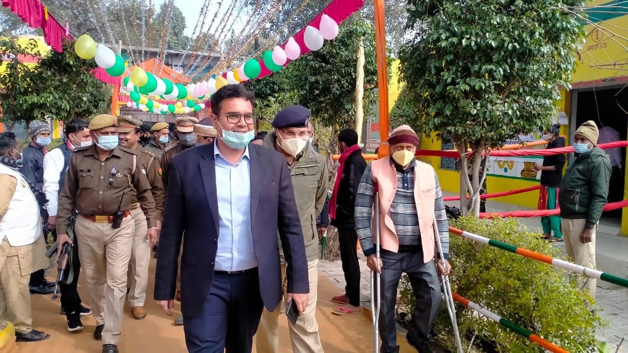 Mathura: DM and SSP inspected Adarsh booth