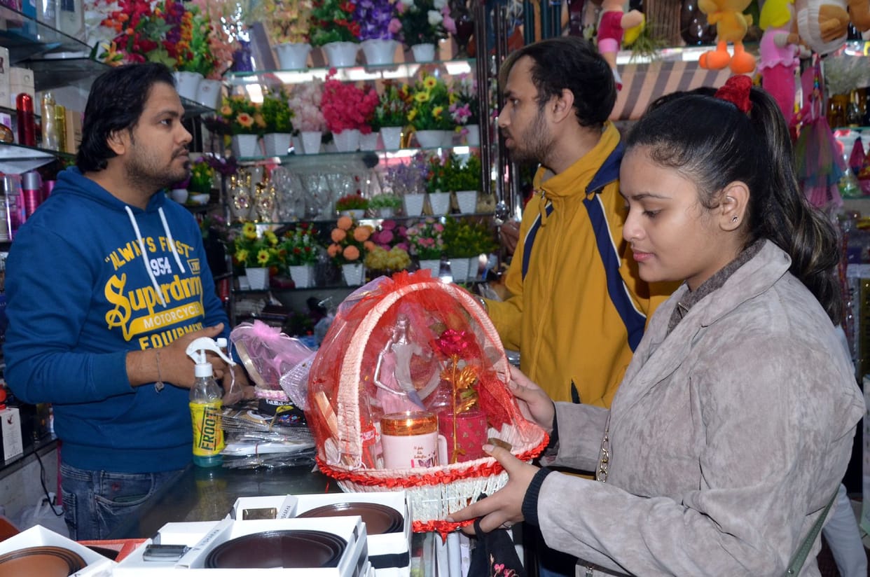 350 couples will get married on Valentine's Day