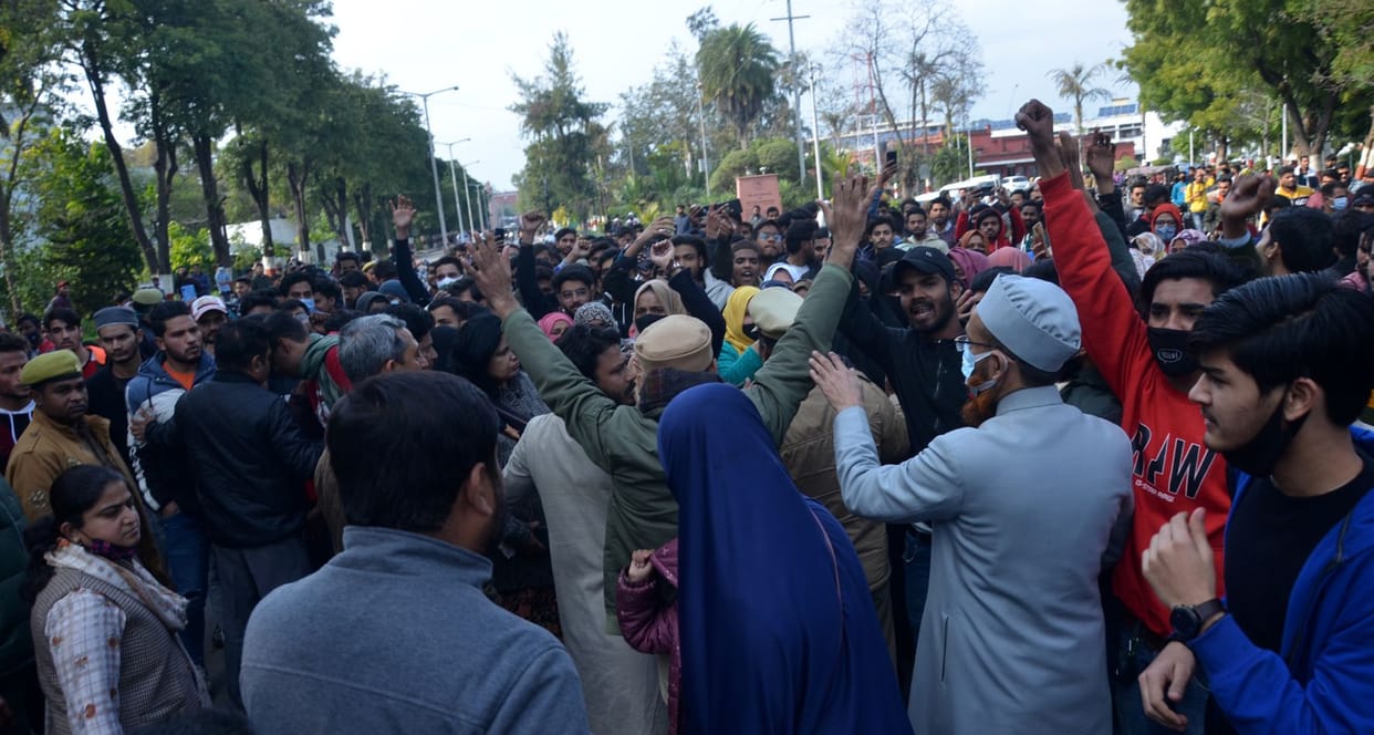 Hijab Controversy : Slogans of Allah Hu Akbar raised in AMU