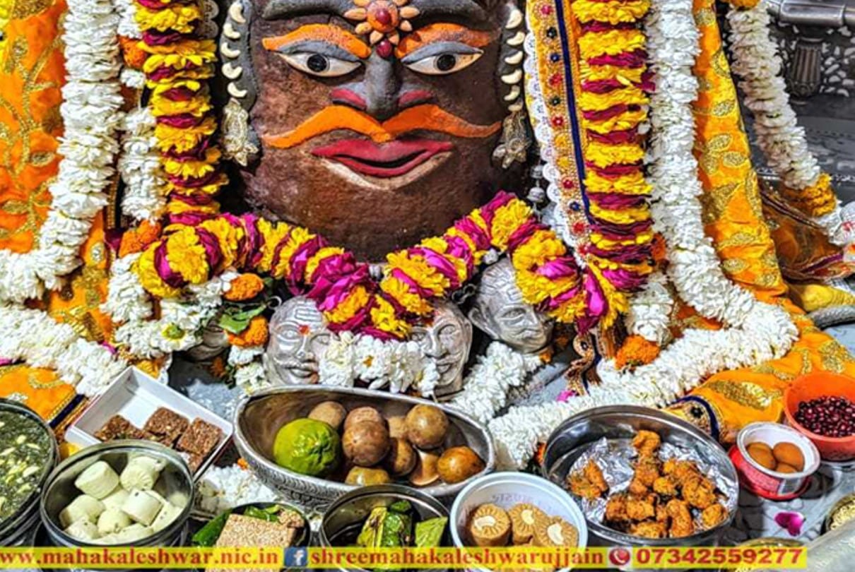 Ujjain: Inspite of gold and silver utensils, offering food to Mahakal in plastic and steel vessels, demand to ban them by writing a letter