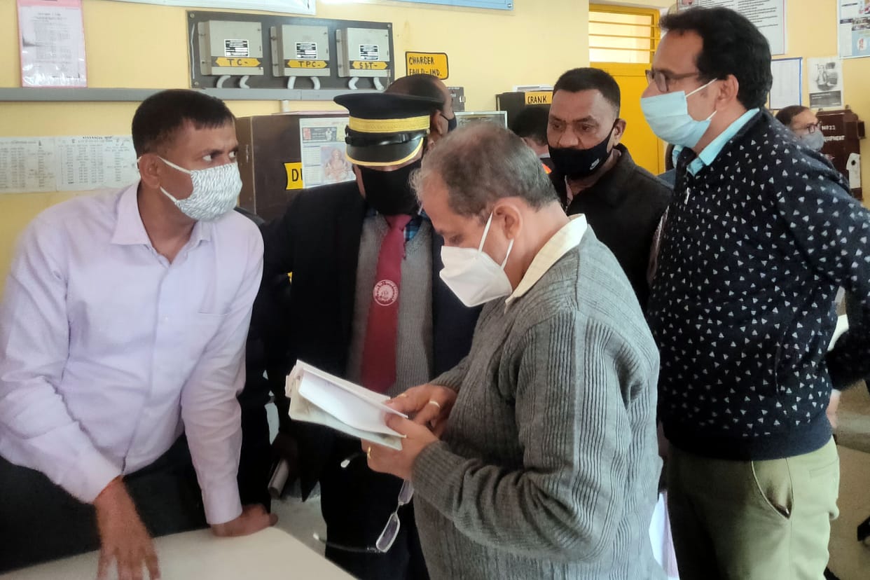 Kanpur Dehat : DRM furious after seeing the flaws in passenger facilities, reprimanded the station superintendent