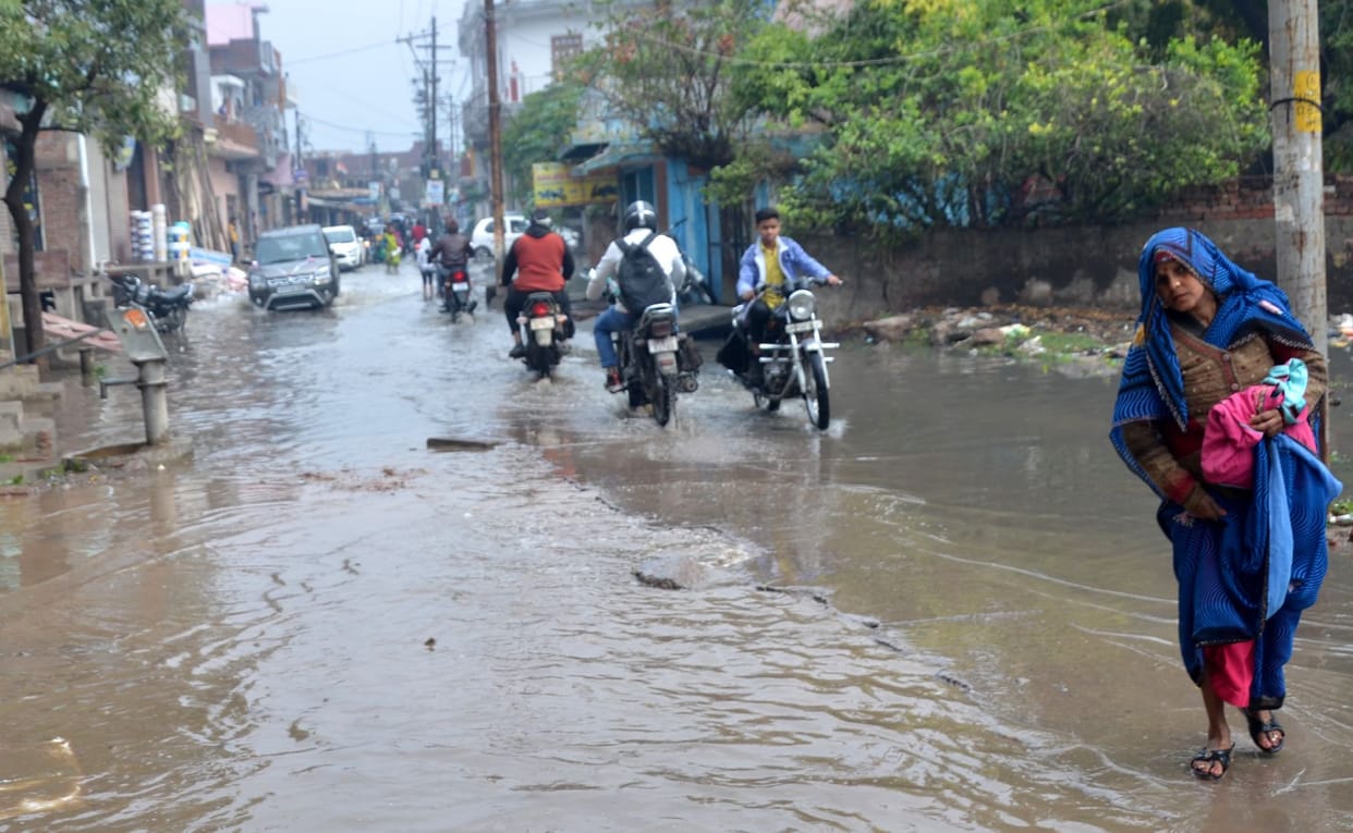 Waterlogging at many places in the city due to heavy rain