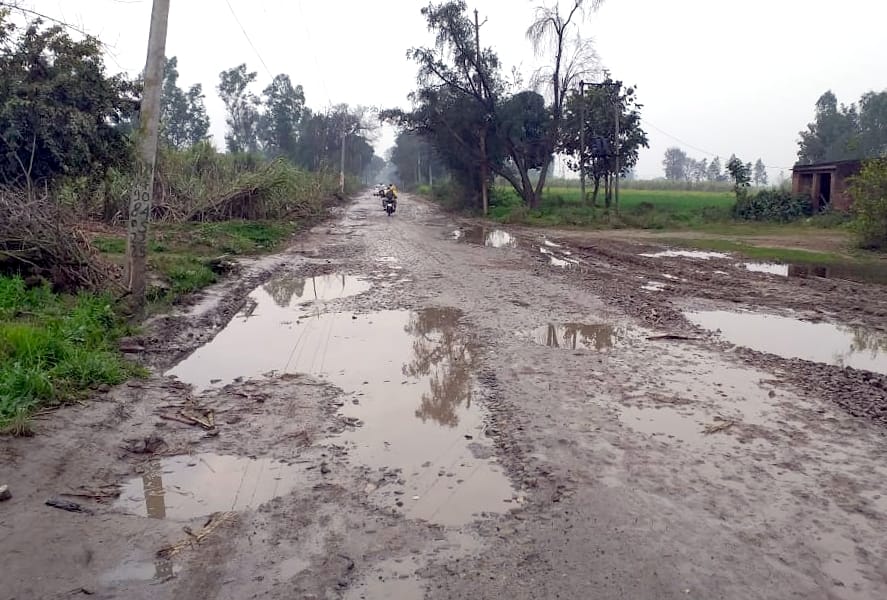 Chandpur-Paijniya road turned into potholes