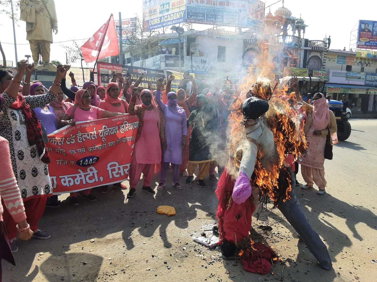 Anganwadi workers blocked the road, if the passersby argued then opened