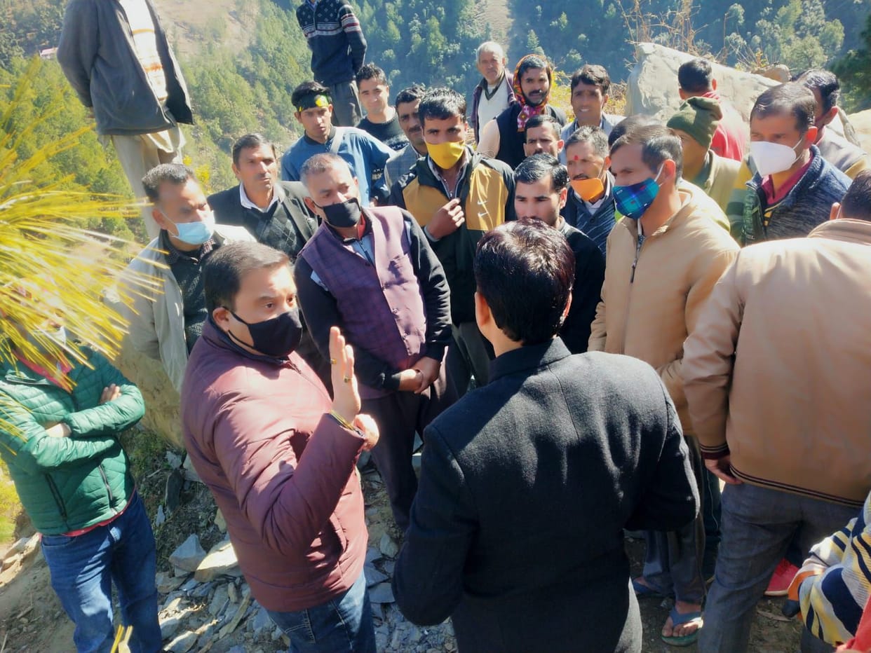Opposed the project in front of the team of officers who reached Surah