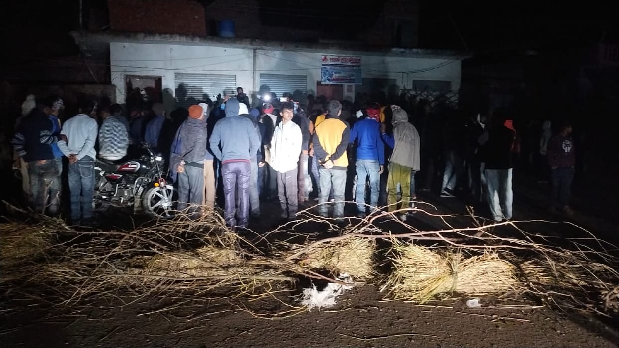 Car trampled mother and daughter, daughter died, villagers blocked