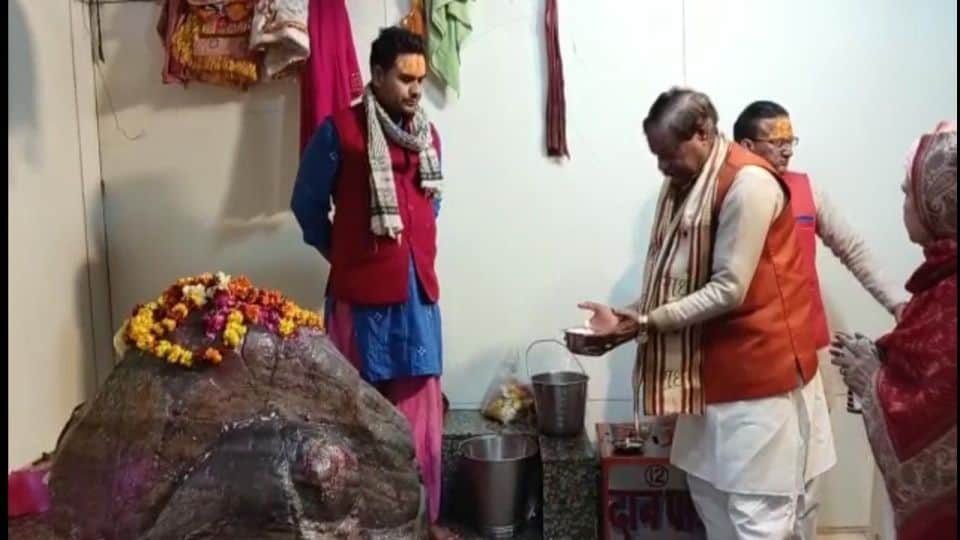 UP Election 2022 Phase Voting BJP candidate shrikant Sharma worship in Govardhan temple before voting