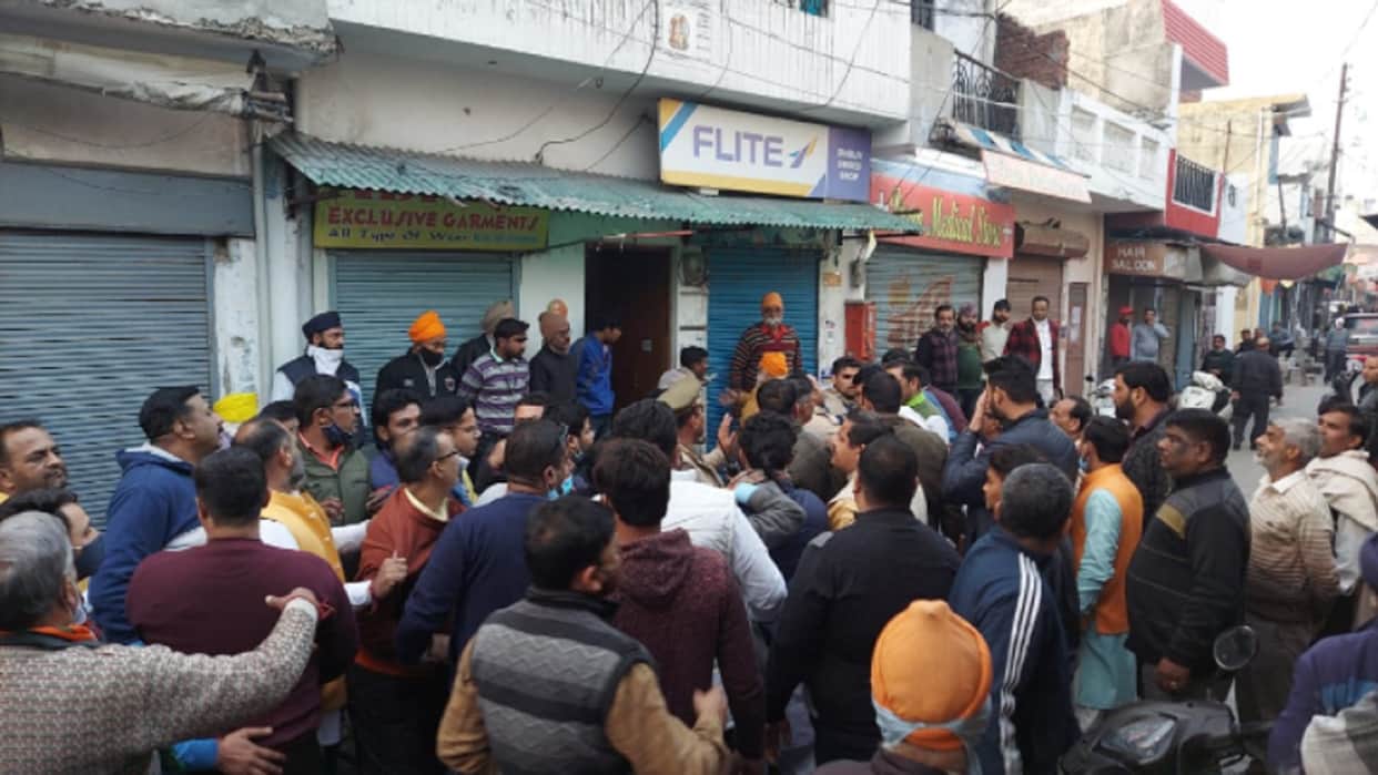 UP Election 2022 : EVM machines had broke down in many centers and fight in supporters of BJP and Congress in Meerut