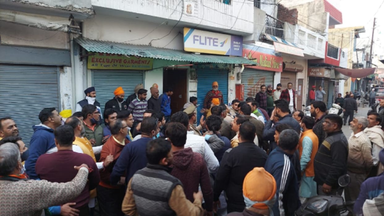 UP Election 2022 : EVM machines had broke down in many centers and fight in supporters of BJP and Congress in Meerut
