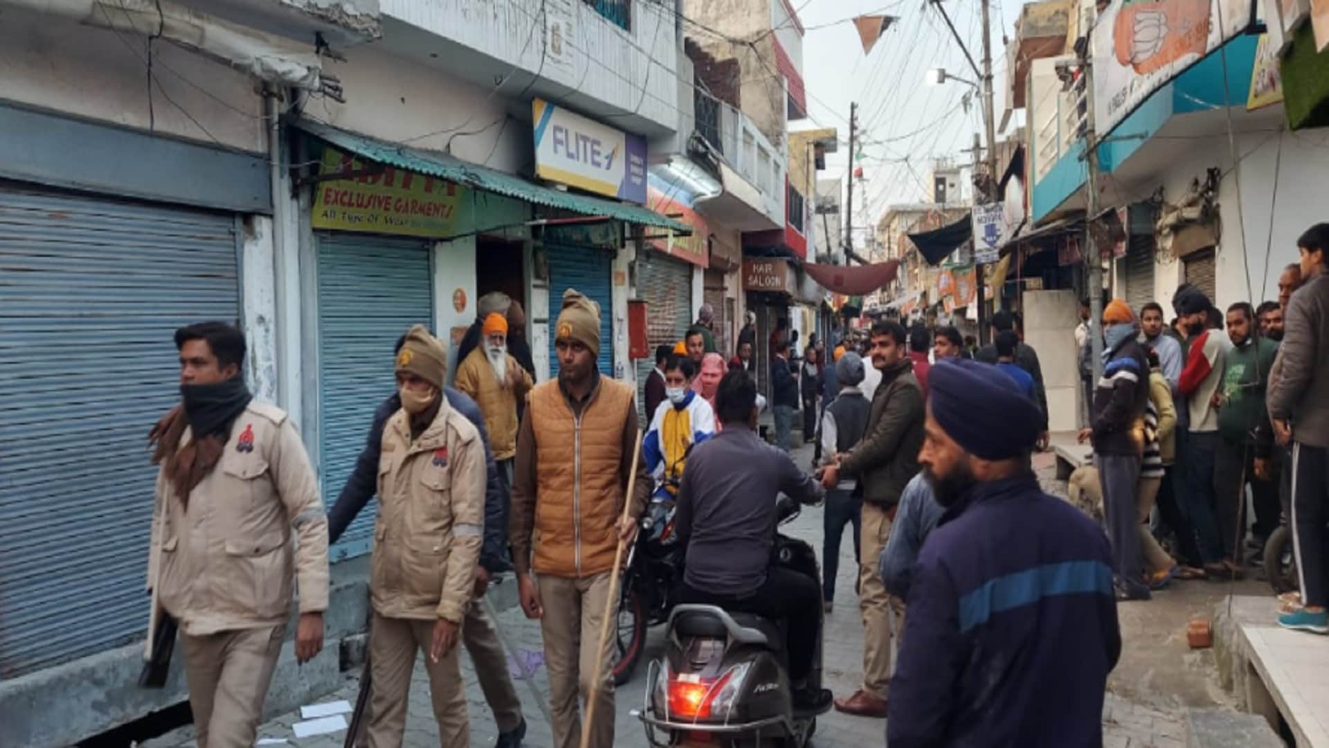 UP Election 2022 : EVM machines had broke down in many centers and fight in supporters of BJP and Congress in Meerut