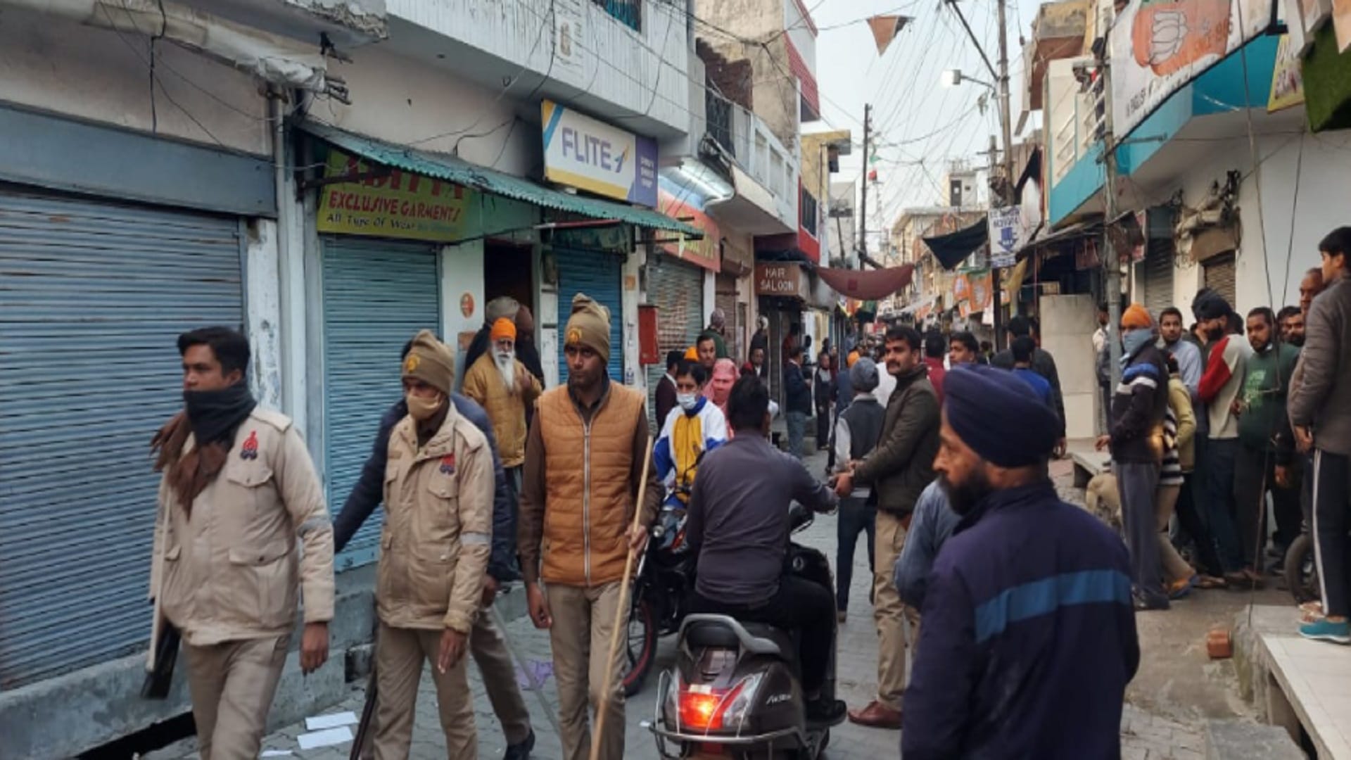 UP Election 2022 : EVM machines had broke down in many centers and fight in supporters of BJP and Congress in Meerut