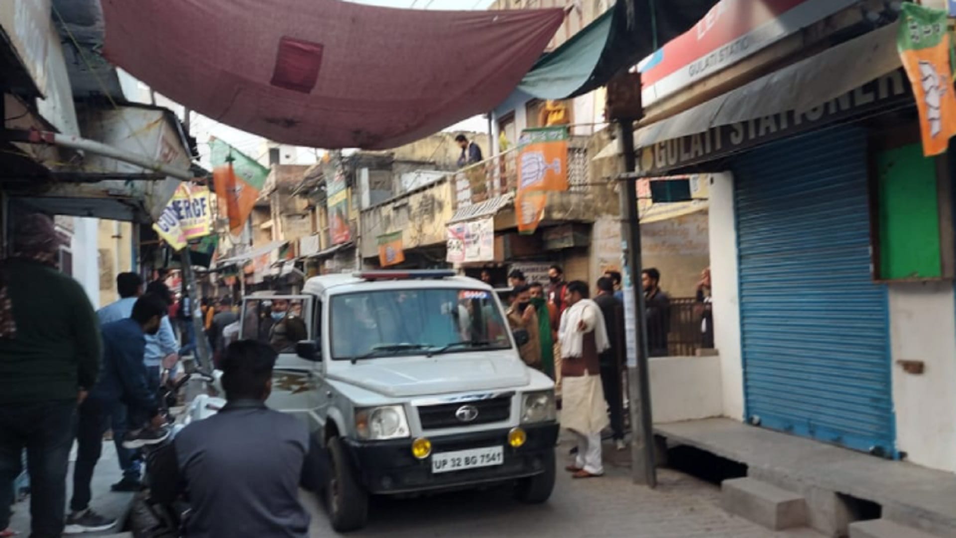 UP Election 2022 : EVM machines had broke down in many centers and fight in supporters of BJP and Congress in Meerut