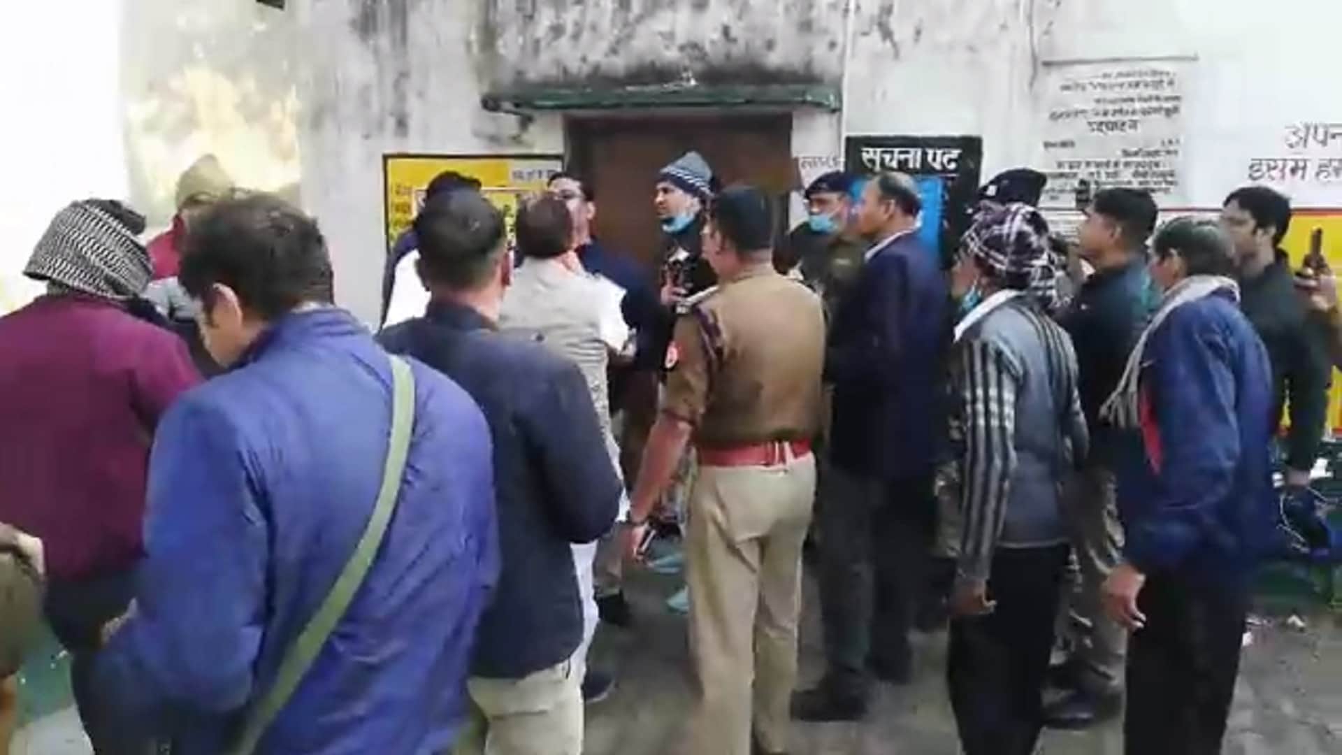 UP Election 2022 : EVM machines had broke down in many centers and fight in supporters of BJP and Congress in Meerut