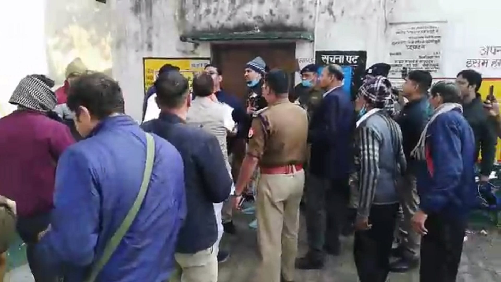 UP Election 2022 : EVM machines had broke down in many centers and fight in supporters of BJP and Congress in Meerut