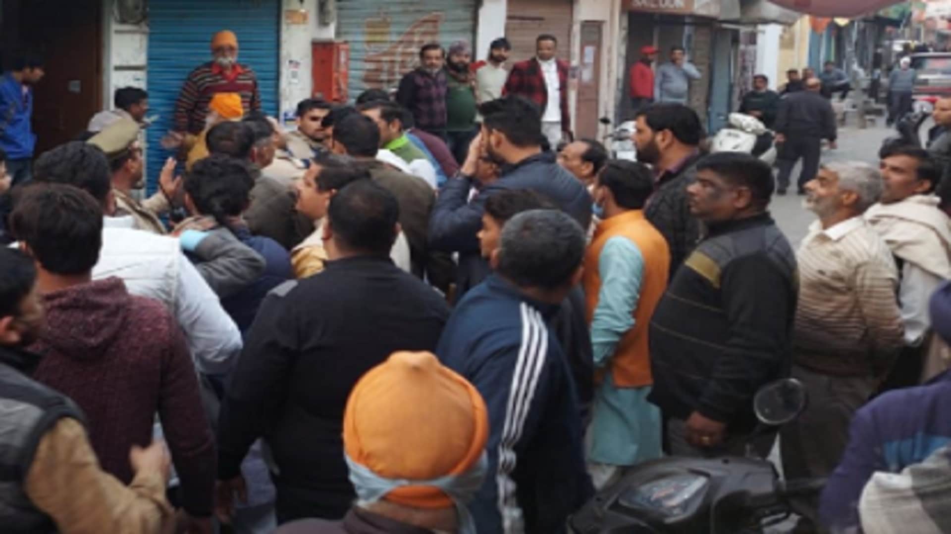UP Election 2022 : EVM machines had broke down in many centers and fight in supporters of BJP and Congress in Meerut