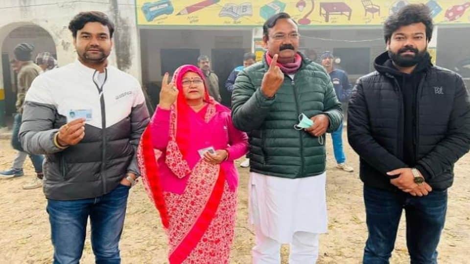 up election 2022 agra mathura voting minister sp singh baghel shrikant sharma cast vote