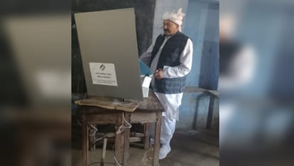 UP elections: 2022 BKU national spokesperson Rakesh Tikait caste the vote with family