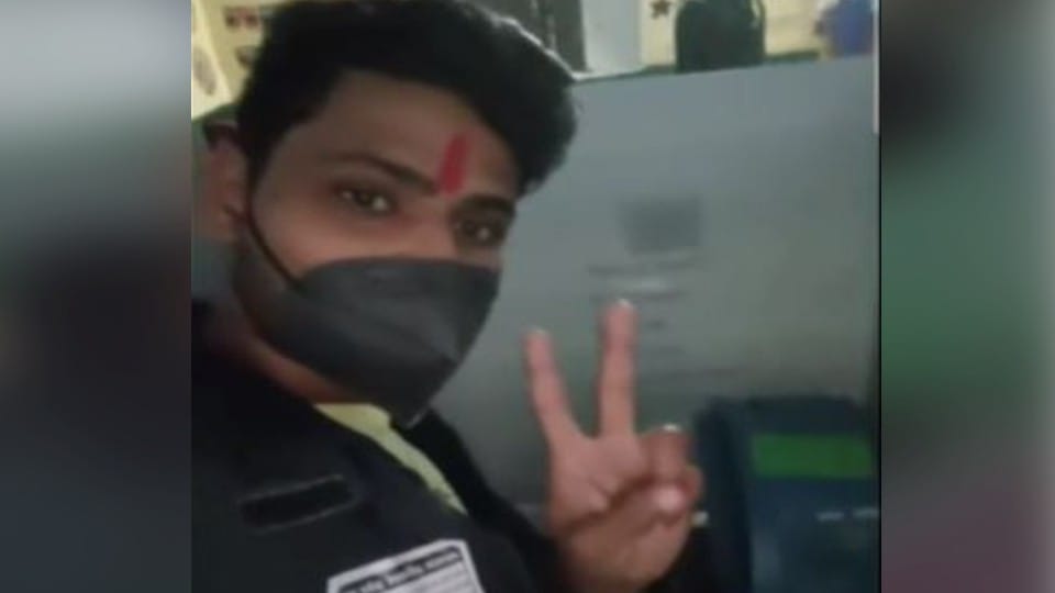 UP Election 2022 Agra: Polling Agent Arrested For Making Video Of Voting News in Hindi