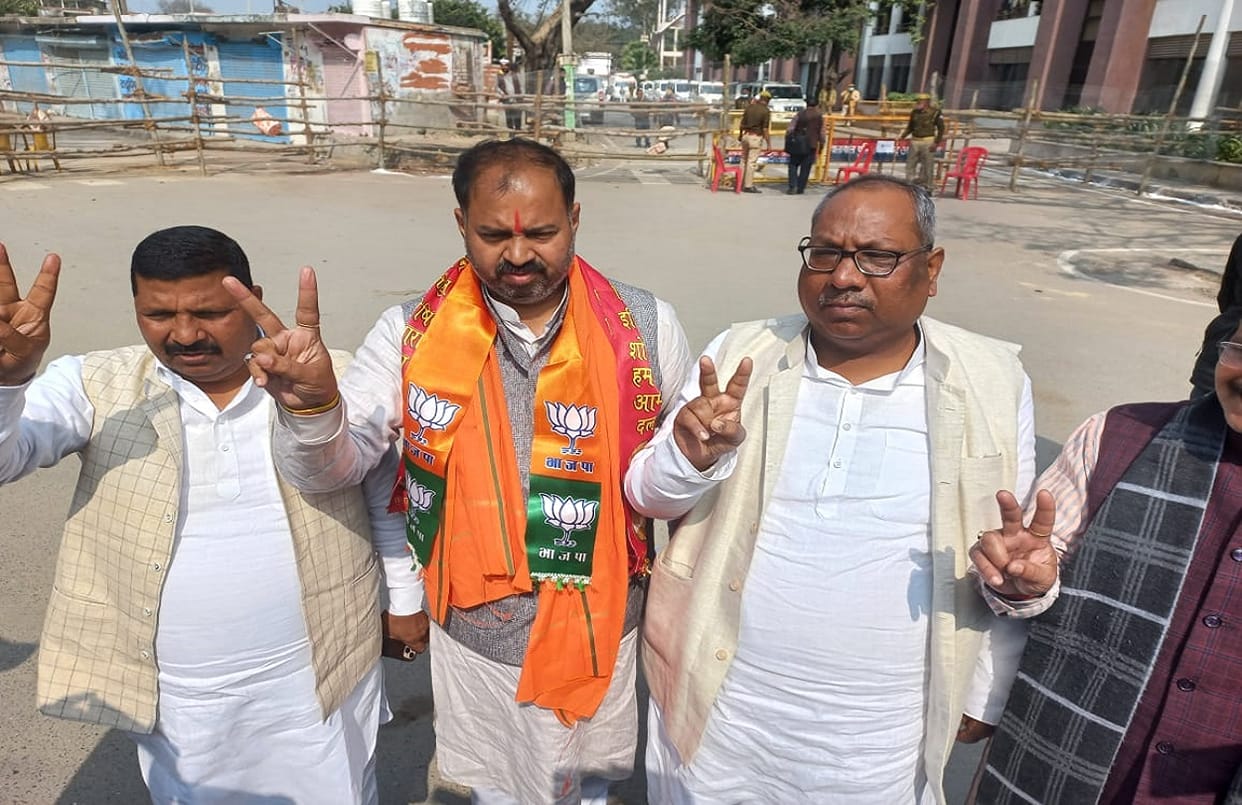 UP Chunav 2022 BJP supported Nishad Party candidate prashant singh filed nomination from atrauliya in Azamgarh with Sanjay Nishad