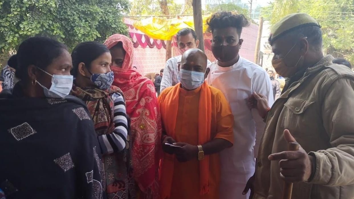UP Election 2022 Raju Kohli, a youth dressed as CM Yogi Adityanath arrived at a polling booth in Sector 11 of Noida to cast his vote for