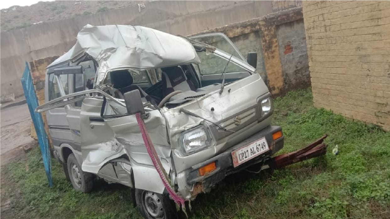 Road accident in Bareilly Truck and van colloid due to fog