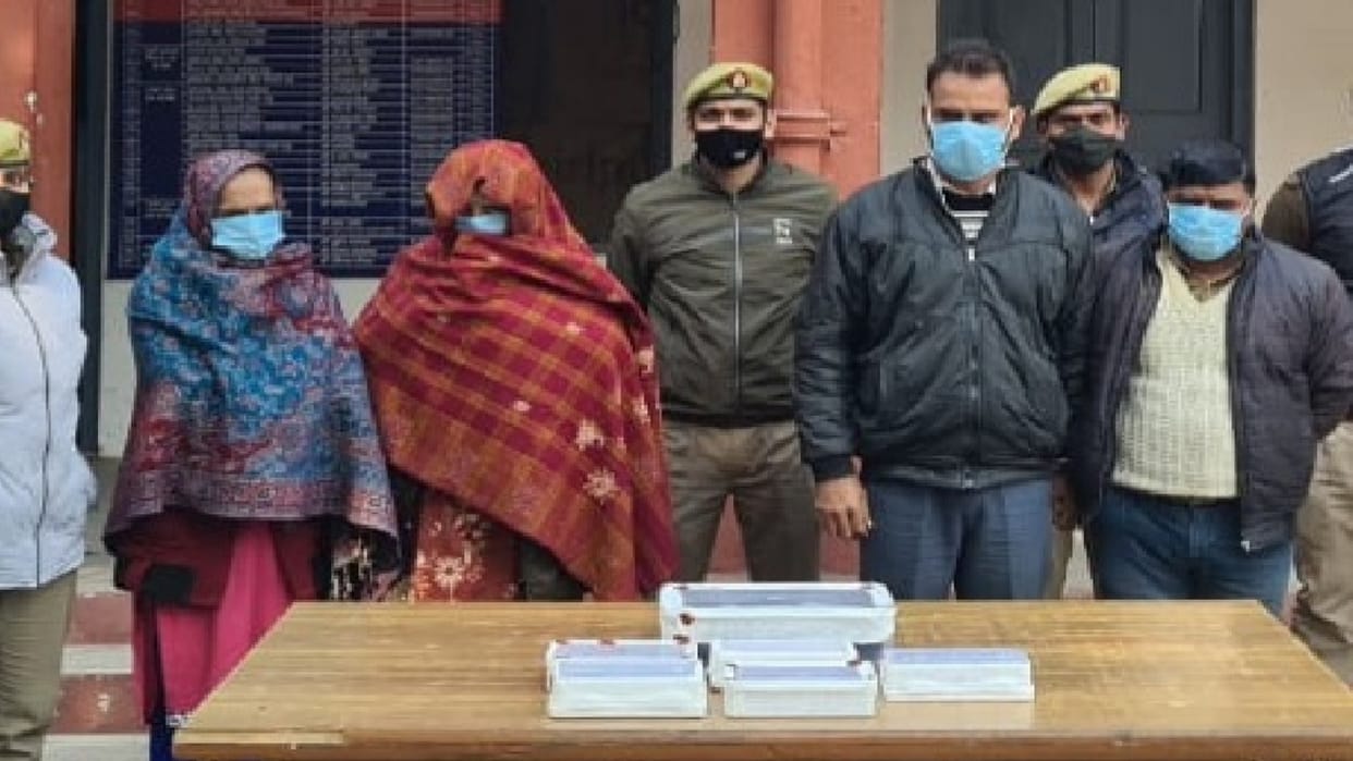 Saharanpur Police has arrested four accused including two women with fake notes of 1.35 lakh
