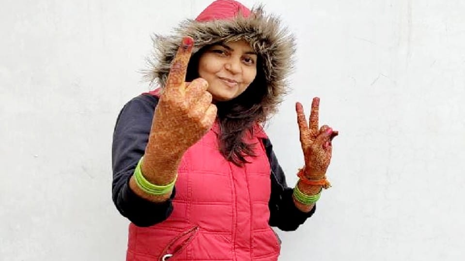 UP Election 2022 voting Agra Seema singh casts vote before her marriage