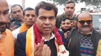 up election 2022 agra mathura voting minister sp singh baghel shrikant sharma cast vote