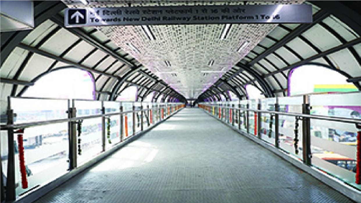 Skywalk facility at New Delhi Railway Station Uninterrupted movement of railway passengers will be facilitated between Airport Express Yellow Line