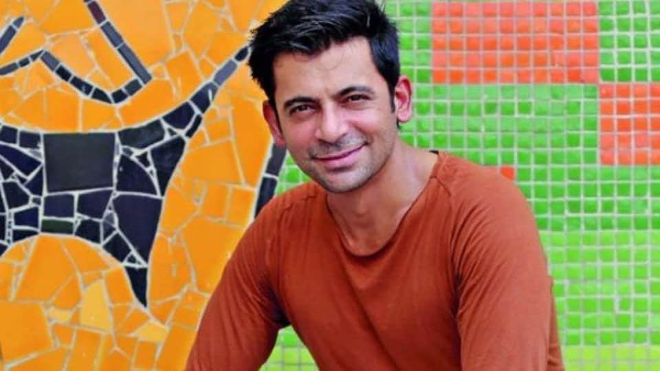 Comedian Sunil Grover Roadside Funny video Viral on Social media