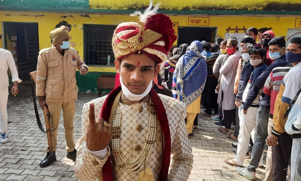 UP Election 2022 bride and grooms reach to vote before marriage and vidai see photos