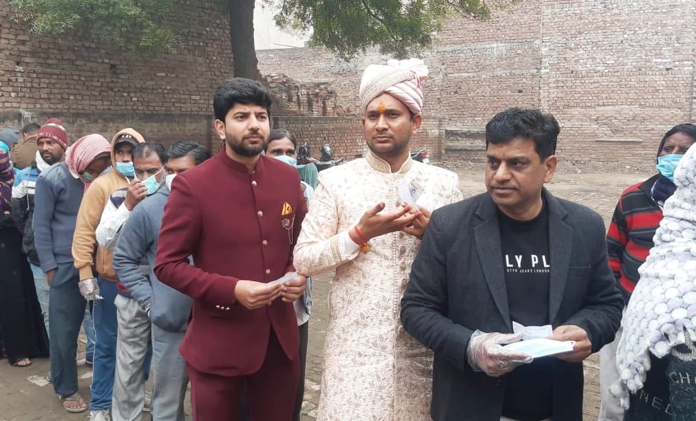 UP Election 2022 bride and grooms reach to vote before marriage and vidai see photos