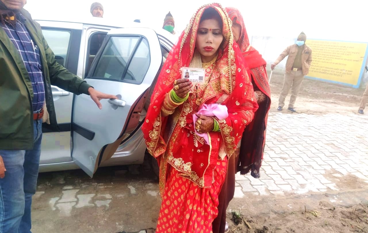 UP Election 2022 bride and grooms reach to vote before marriage and vidai see photos