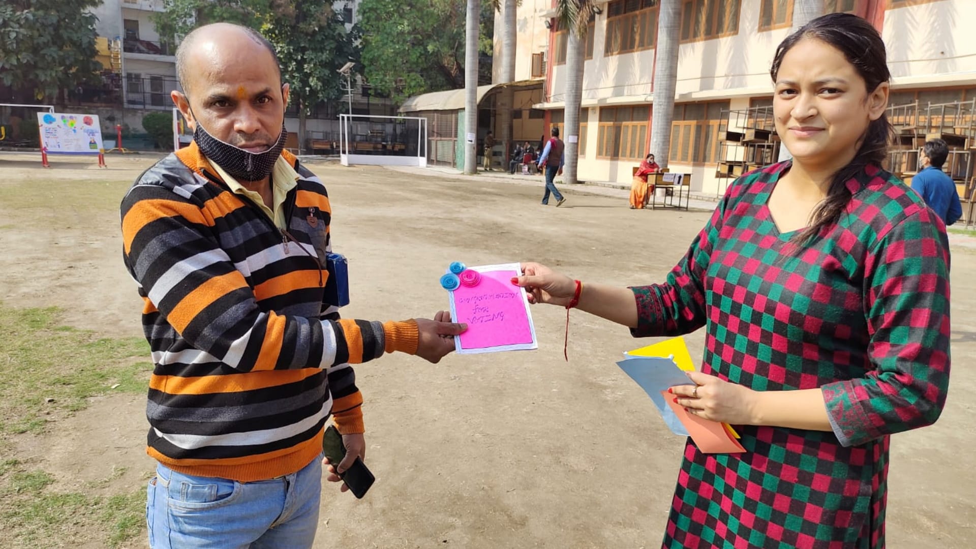 UP Election 2022 Noida children made card and posters to aware voters