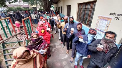 आगरा के सेंट जोसेफ स्कूल में मतदातों की कतार
