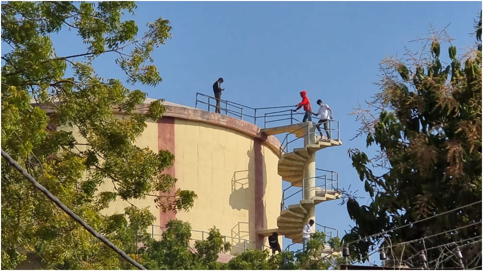 youth climbed on water tank for selfie in jodhpur
