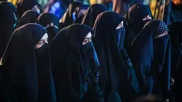 Hijab: हिजाब सही तरीके से नहीं पहनने पर अध्यापक ने 14 लड़कियों को गंजा किया, परिजनों का हंगामा