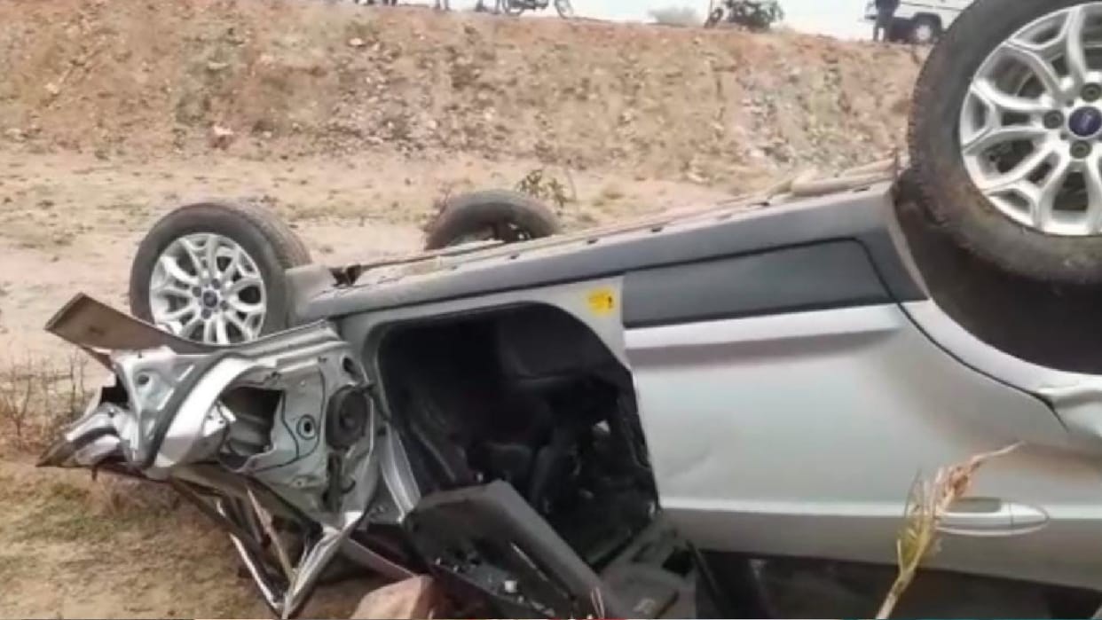 Chhatarpur: The car fell into a ditch uncontrolled, one killed, one injured