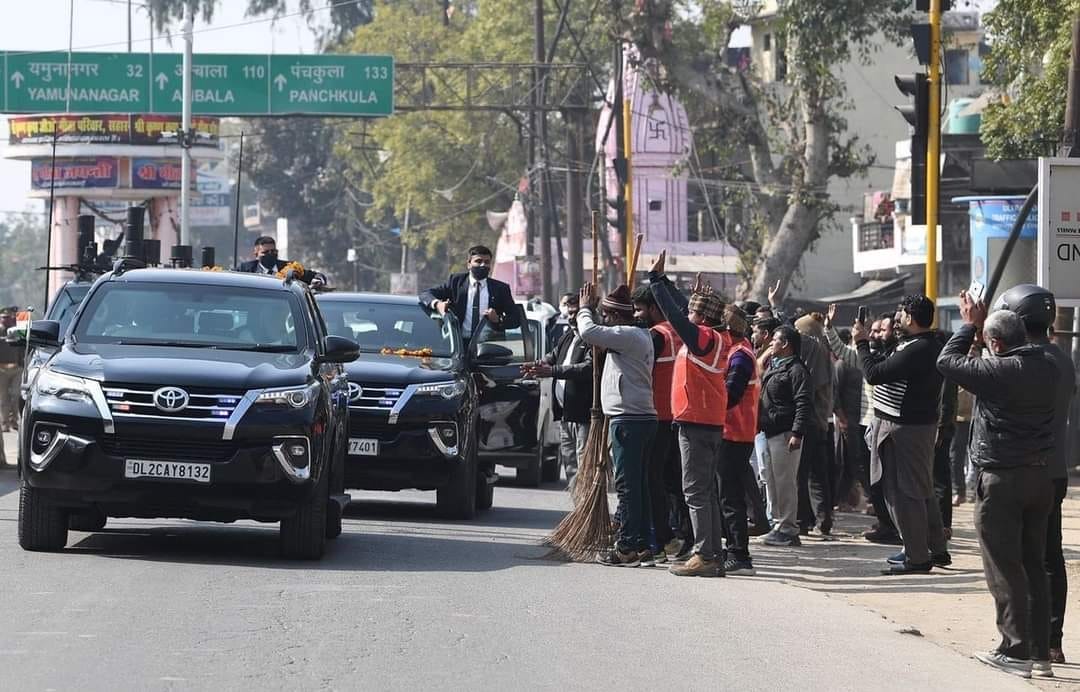 Greeting the public, Modi reached the public meeting place