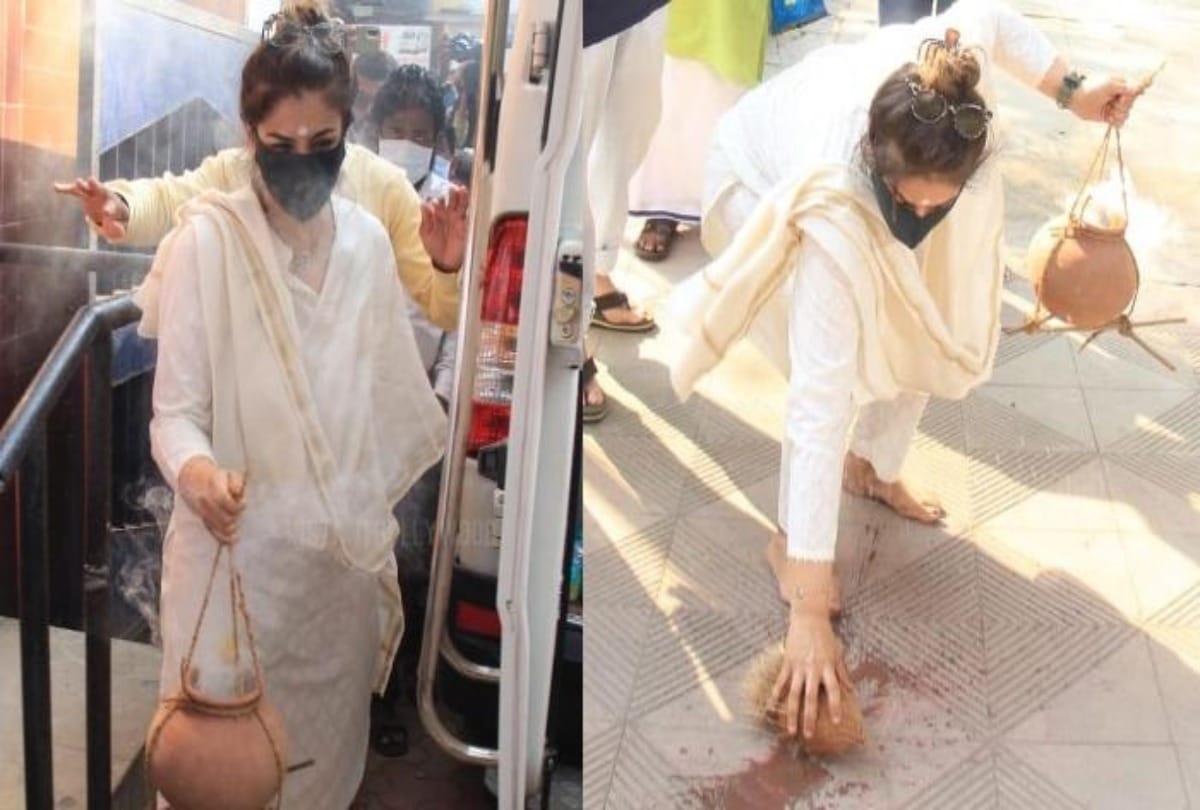 Raveena Tandon performed father ravi tandon funeral rituals photos went viral on internet