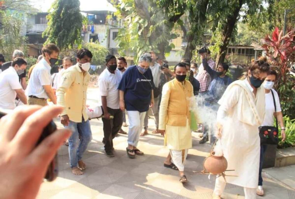 Raveena Tandon performed father ravi tandon funeral rituals photos went viral on internet