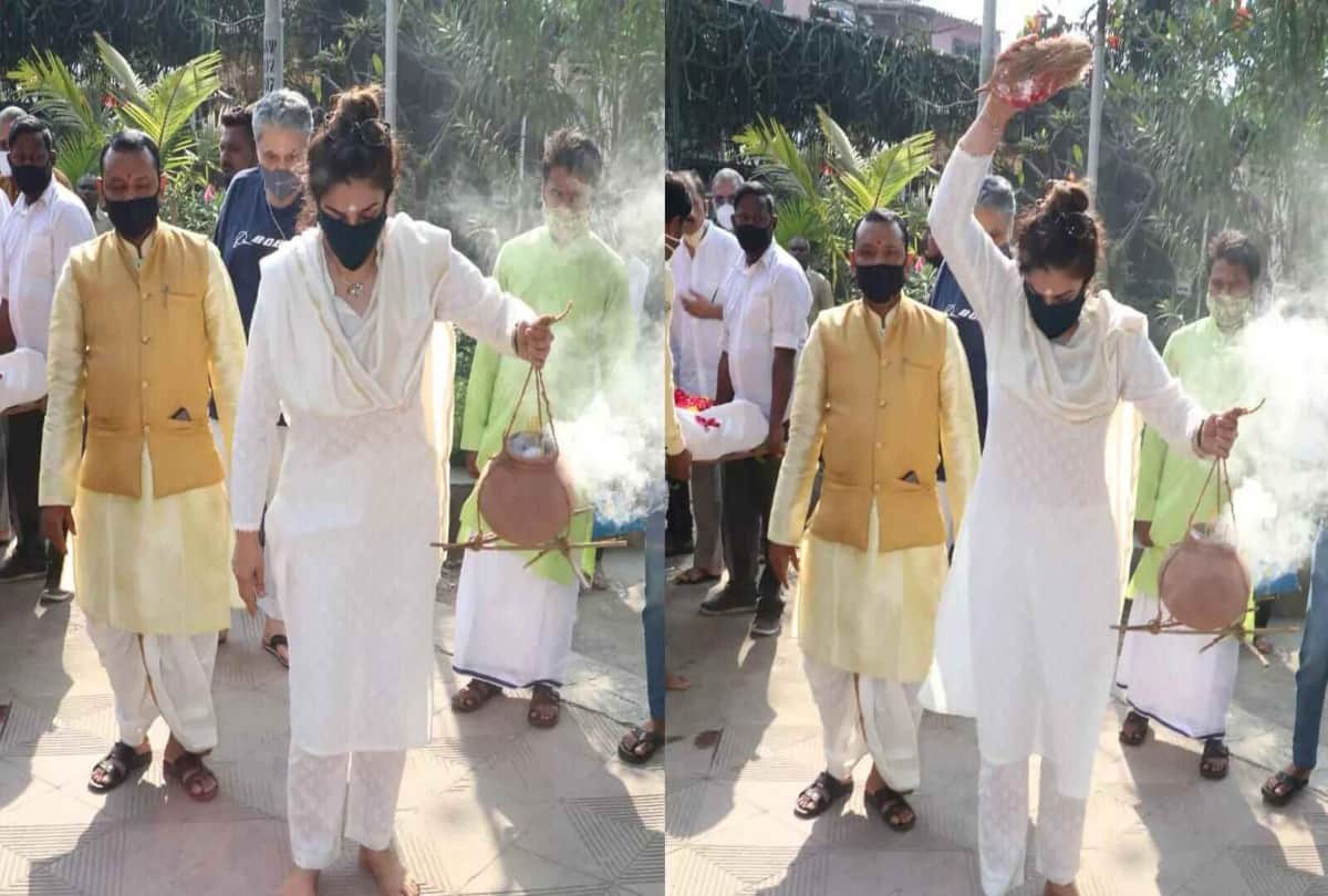 Raveena Tandon performed father ravi tandon funeral rituals photos went viral on internet