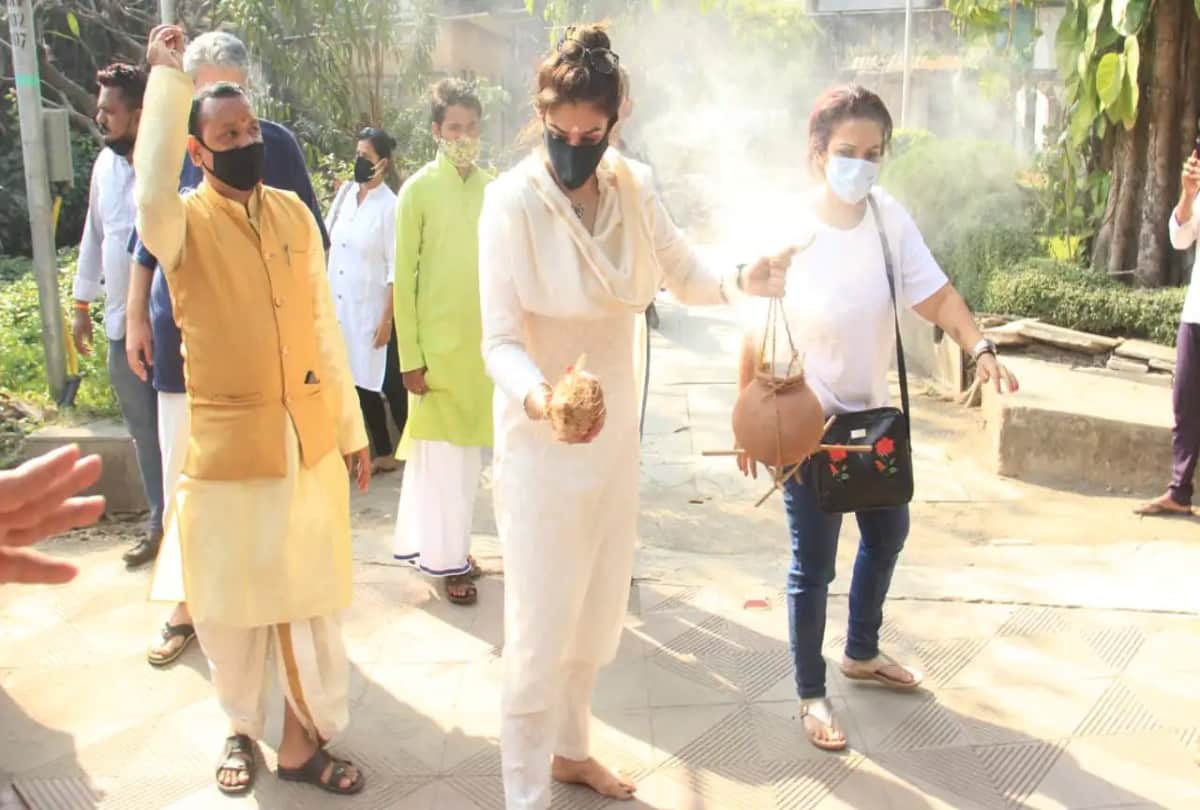 Raveena Tandon performed father ravi tandon funeral rituals photos went viral on internet