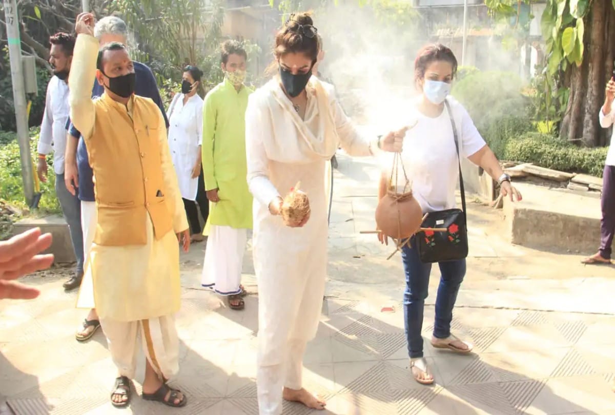 Raveena Tandon performed father ravi tandon funeral rituals photos went viral on internet
