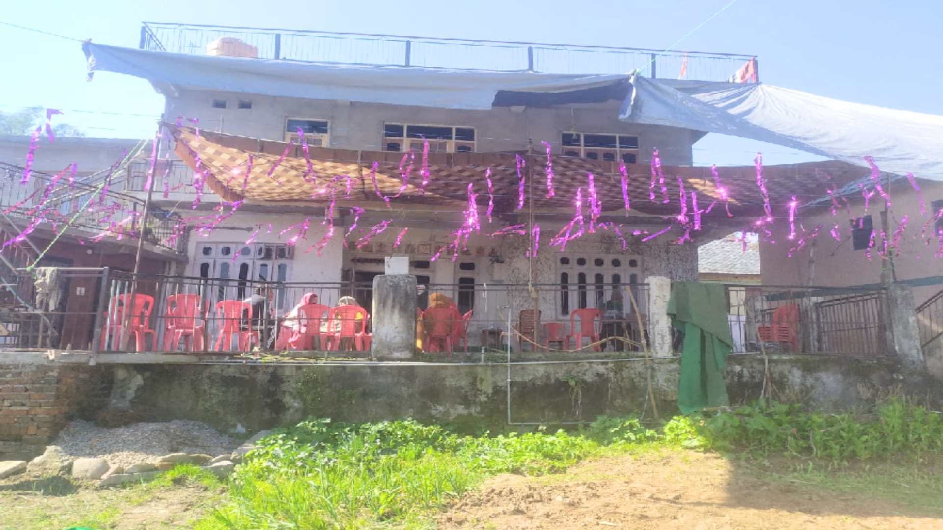 The house decorated with strings like a wedding for the last journey of the martyr son