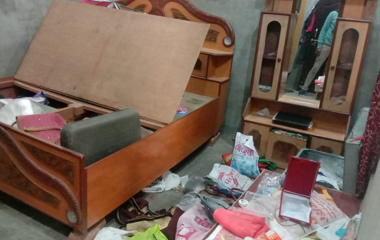 fathepur news,70 thousand cash, three lakh jewelery stolen from farmer's house